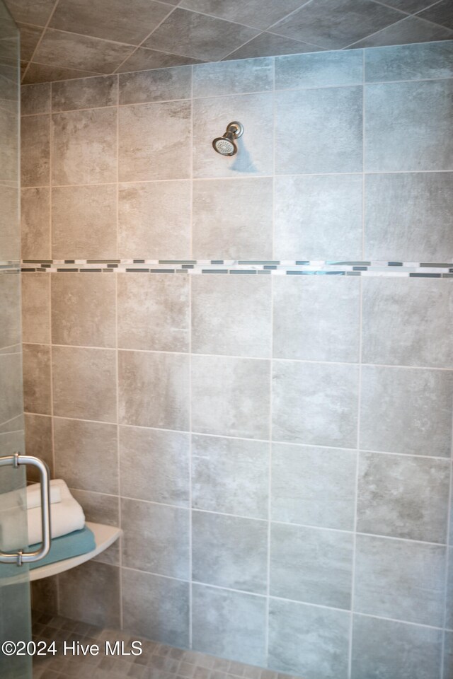 bathroom featuring tiled shower