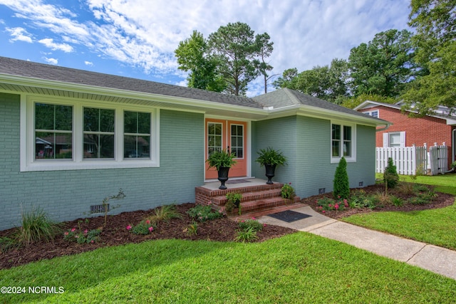 single story home featuring a front lawn