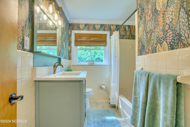 full bathroom featuring a wealth of natural light, vanity, shower / bath combo, and toilet