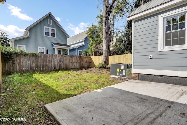 view of yard with a patio area