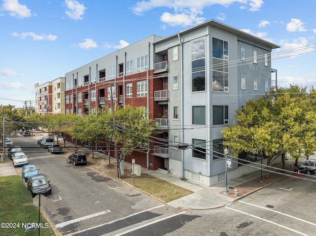 view of apartment building / complex