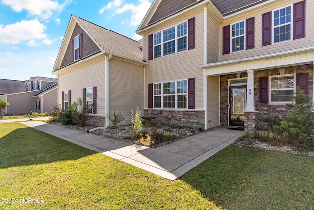 view of front of property featuring a front yard