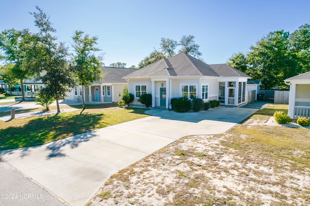 view of front of house featuring a front yard