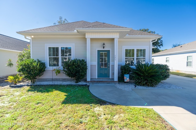 view of front of property with a front lawn