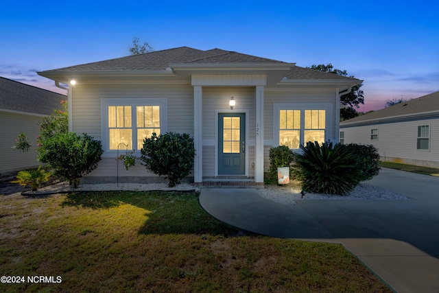 view of front of property featuring a yard