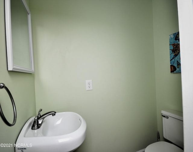 bathroom featuring toilet and sink