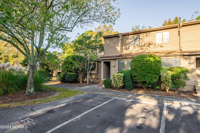 townhome / multi-family property featuring uncovered parking and crawl space