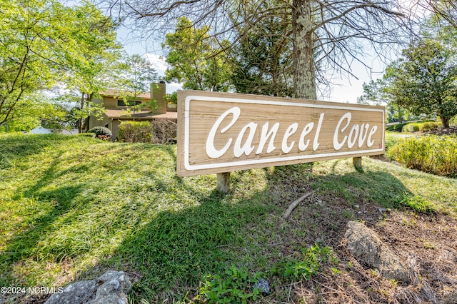 community / neighborhood sign featuring a lawn