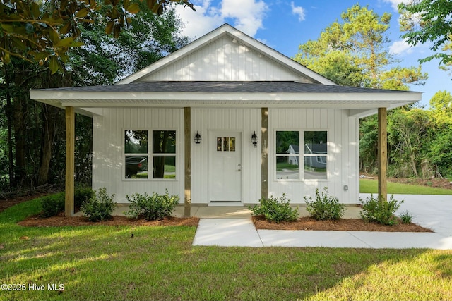 view of front of house featuring a front yard