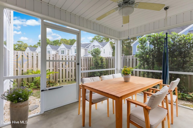 sunroom with ceiling fan