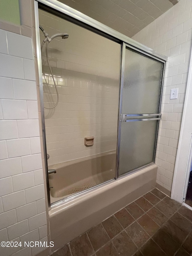 bathroom with combined bath / shower with glass door