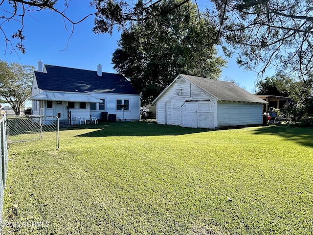 view of yard featuring a shed