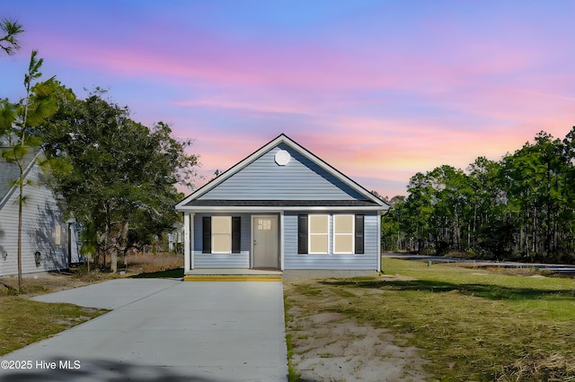 view of front of house featuring a front lawn