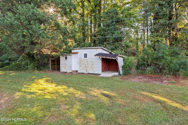 view of outdoor structure featuring a yard