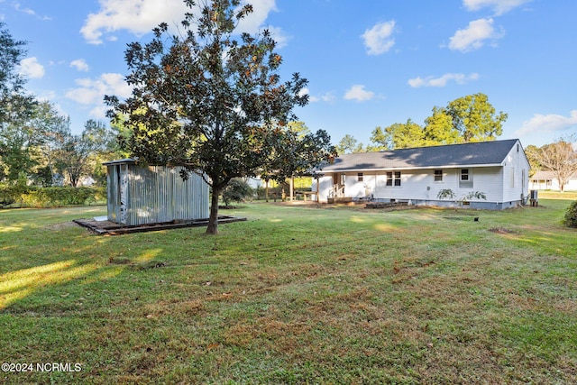 view of yard with a storage unit