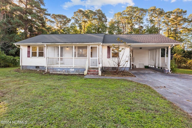 view of front of house with a porch, a front lawn, and a carport