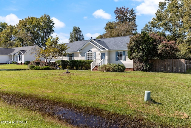 view of front of property featuring a front yard