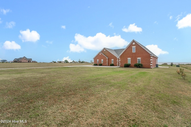 view of front of home featuring a front lawn