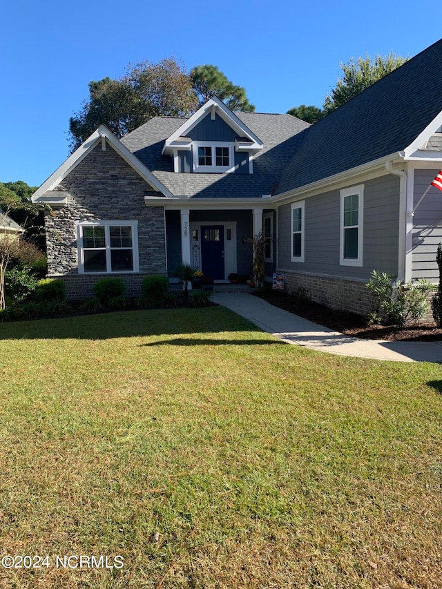 craftsman house featuring a front lawn