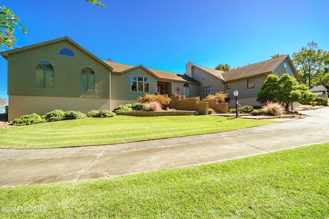 view of front of home featuring a front lawn