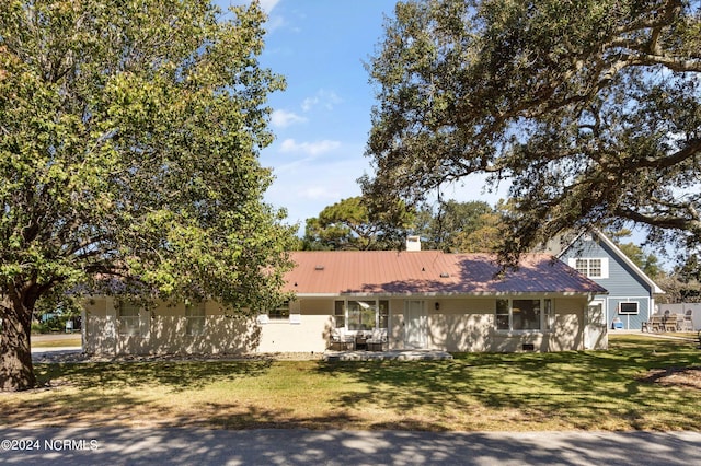 view of front of property featuring a front yard