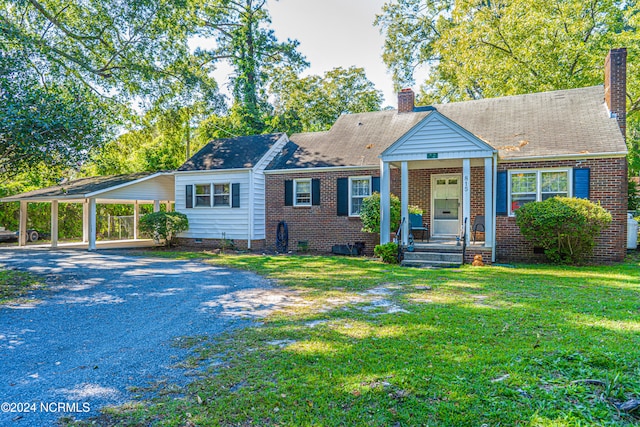 view of front of house featuring a carport and a front lawn