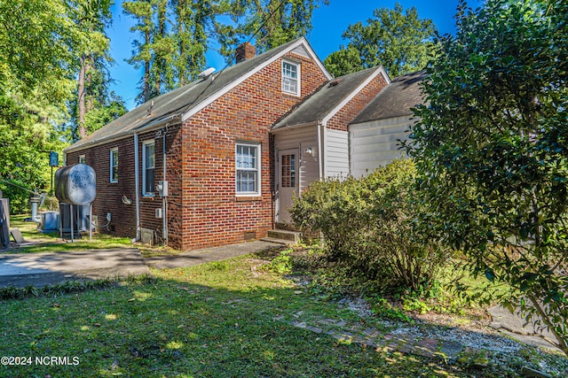 view of front facade featuring a front yard