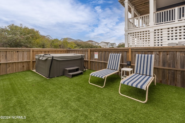 view of yard featuring a hot tub