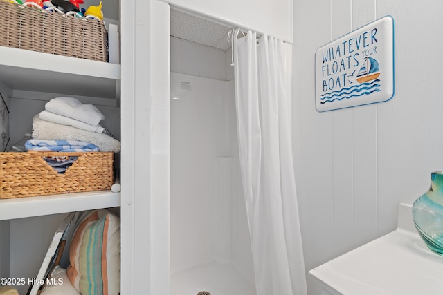 bathroom featuring a shower with shower curtain