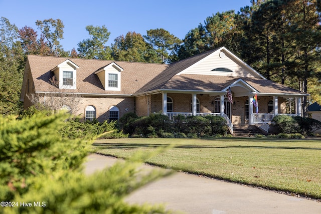 view of front of property featuring a front yard and a porch