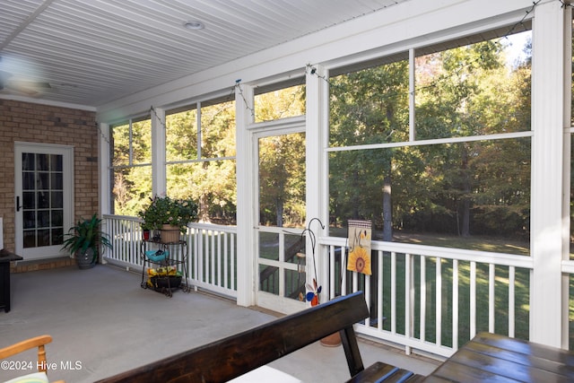 sunroom with ceiling fan