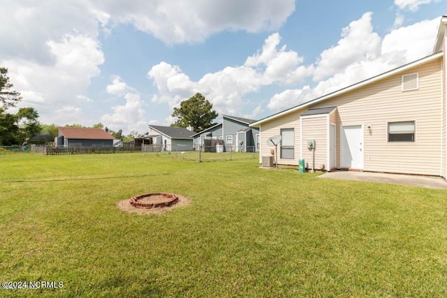 view of yard featuring a patio