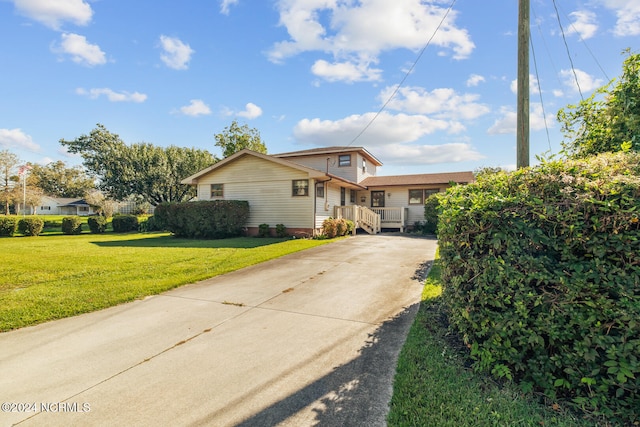 view of front of property with a front yard