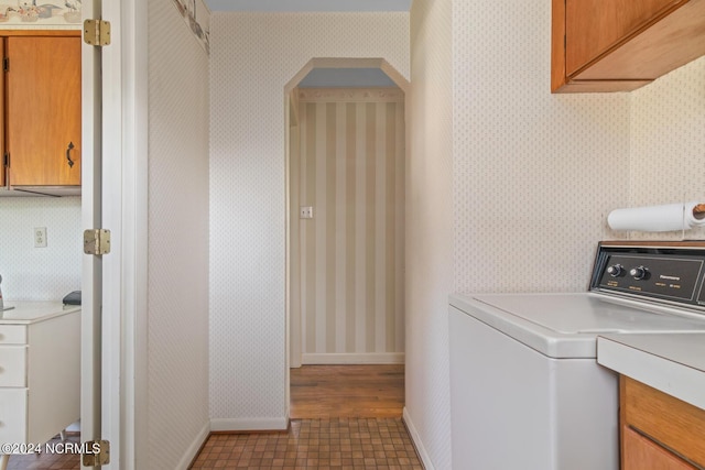 124 N Lisk Dr, Swansboro, NC 28584 - laundry room featuring baseboards, cabinet space, separate washer and dryer, and wallpapered walls