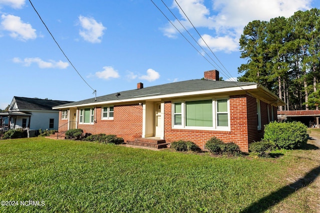 view of front of property with a front lawn