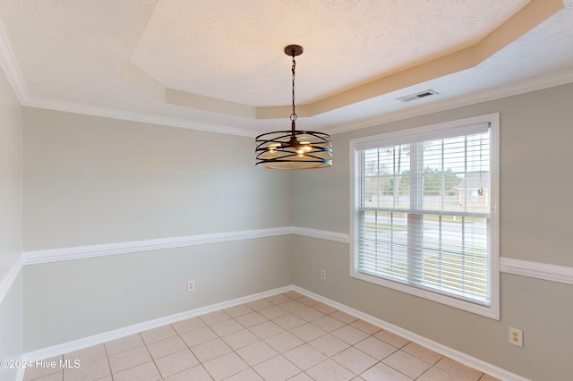 unfurnished room with a textured ceiling, a raised ceiling, and a notable chandelier