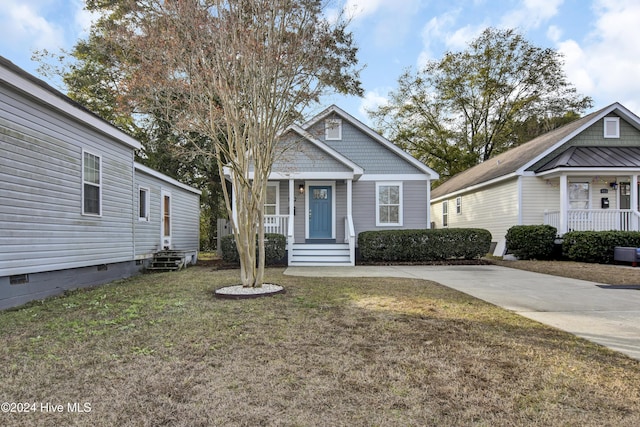 view of front facade with a front lawn