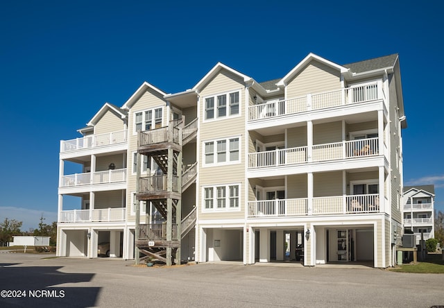 view of apartment building / complex