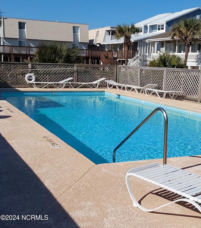 view of swimming pool