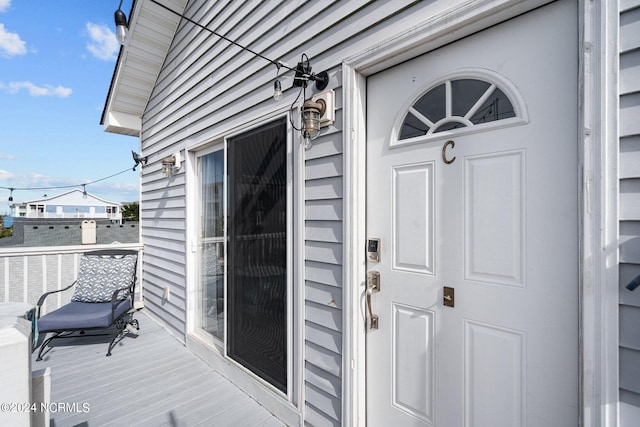 property entrance featuring a balcony