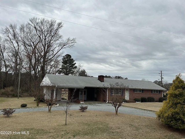 ranch-style house featuring a front yard