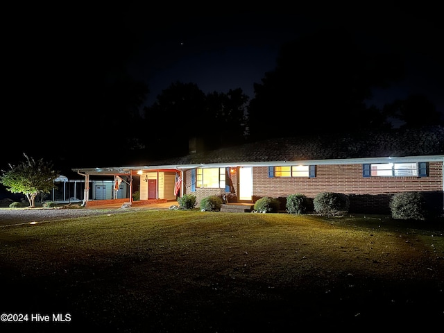 view of front of property featuring a lawn