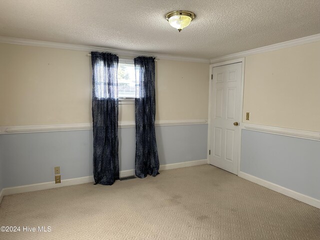 unfurnished room featuring ceiling fan, ornamental molding, a textured ceiling, and hardwood / wood-style flooring