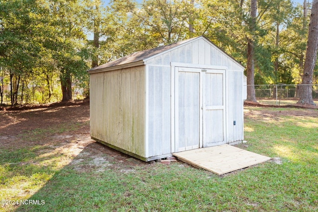 view of outdoor structure with a yard