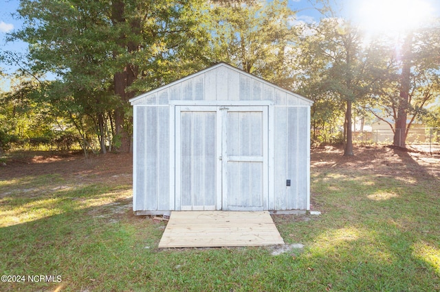 view of yard featuring a shed