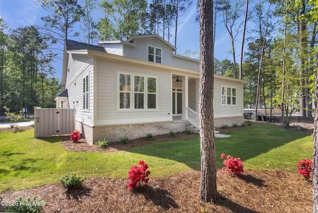 bungalow-style house featuring a front lawn