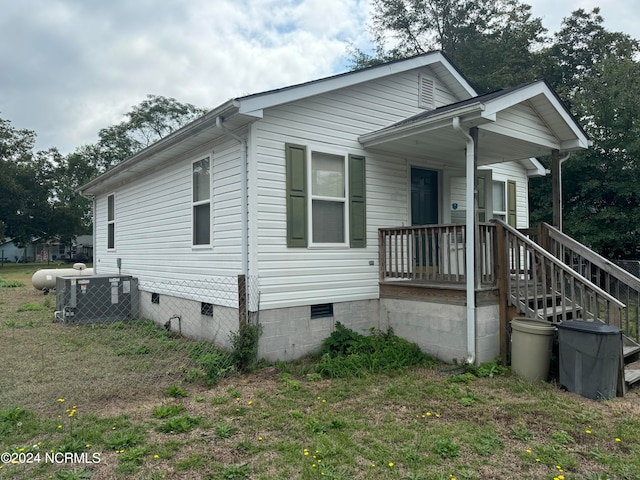 view of front of house with covered porch and a front lawn