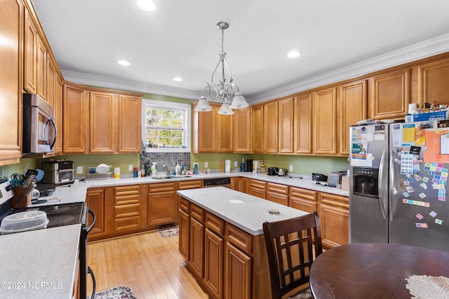 kitchen with a chandelier, ornamental molding, stainless steel appliances, light hardwood / wood-style floors, and decorative light fixtures