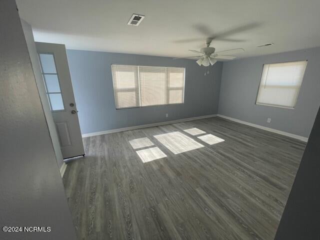 spare room featuring dark wood-type flooring and ceiling fan