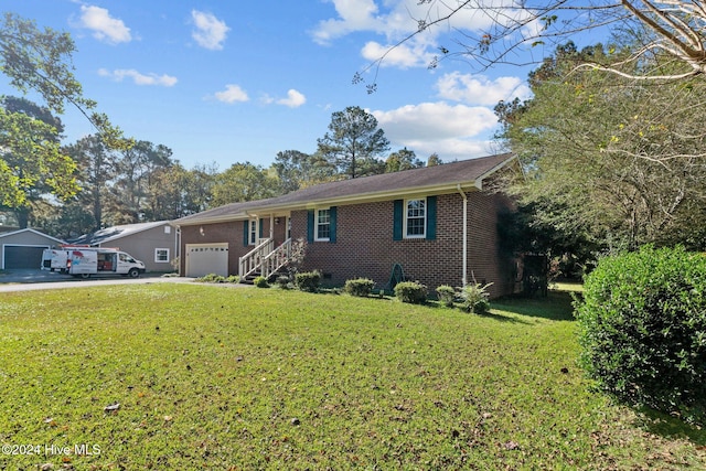 ranch-style house featuring a front yard